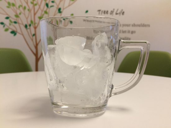 グラスに氷